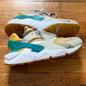 Nike Huarache Canyon Gold